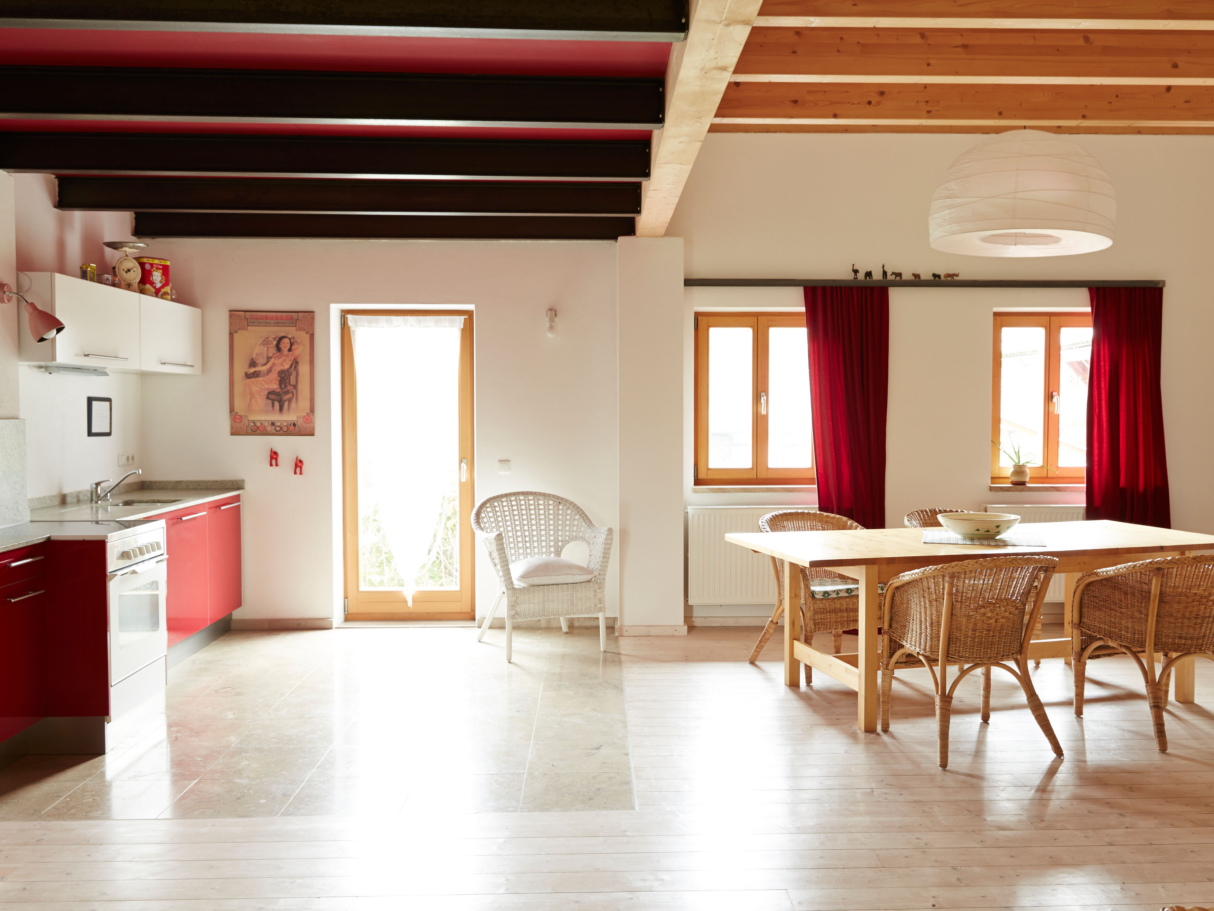 Die 110m2 große Ferienwohnung in Wasserburg am Inn besitzt eine Küche, Holzofen sowie einen großen Esstisch, welcher eine gemütliche Zusammenkunft sorgt.