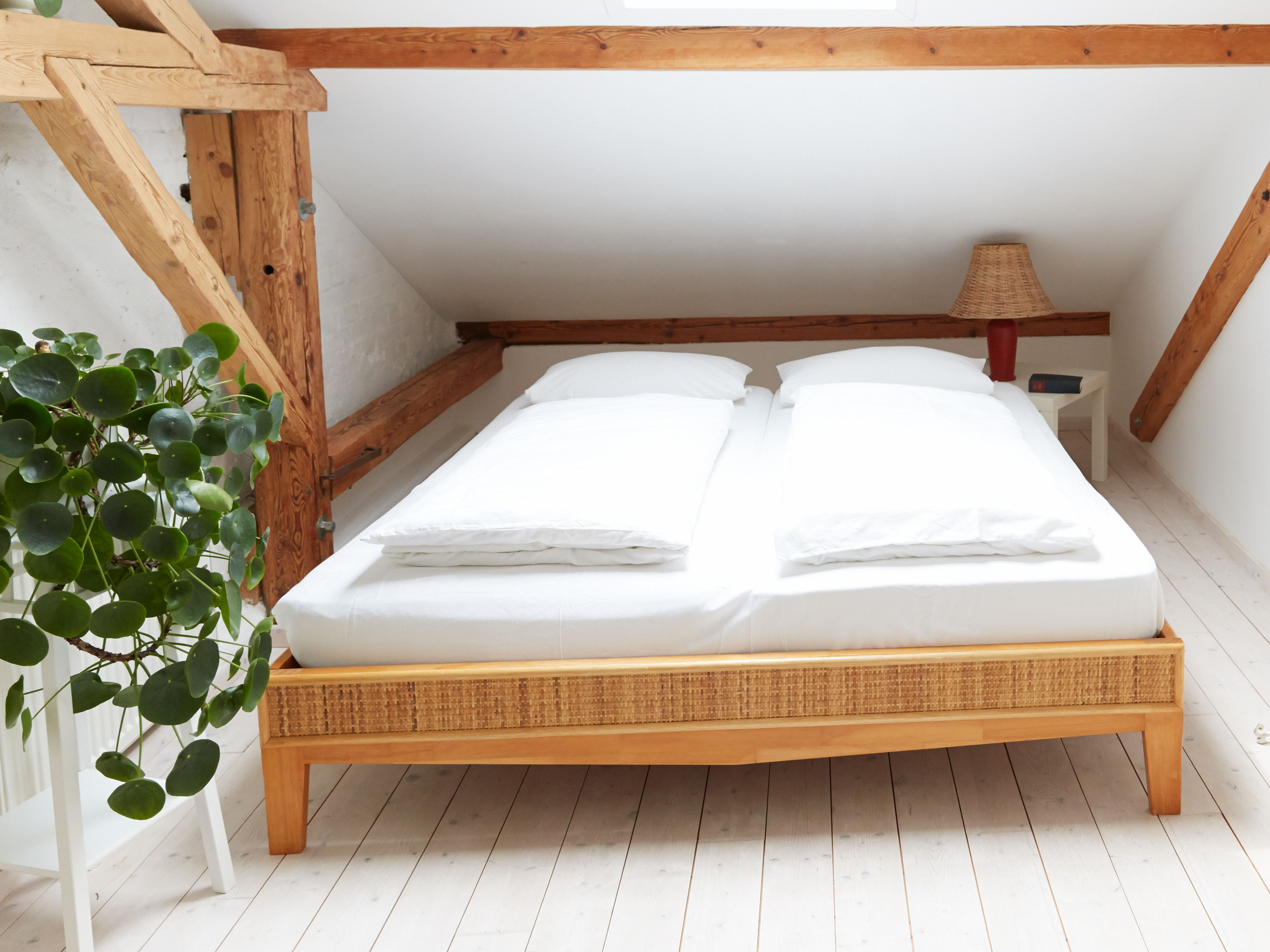 Das Bild zeigt einen Schlafraum in der Ferienwohnung Ranesberger. Zwei Personen können in dem Bett schlafen.