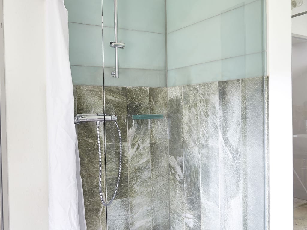 Rustikales Natursteinbad im renovierten Bauernhaus bei Wasserburg